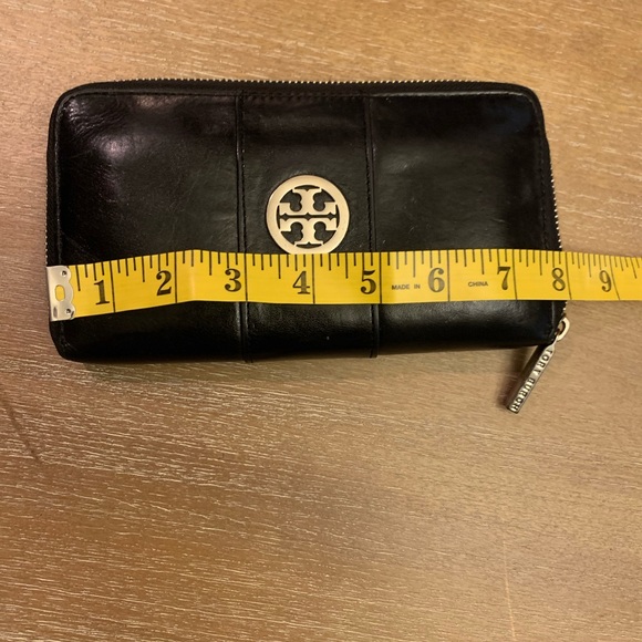 Tory Burch Black Leather Wallet with Silver Detail - Picture 4 of 10